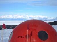 Shelter along Caslte Rock and the Royal Society.JPG